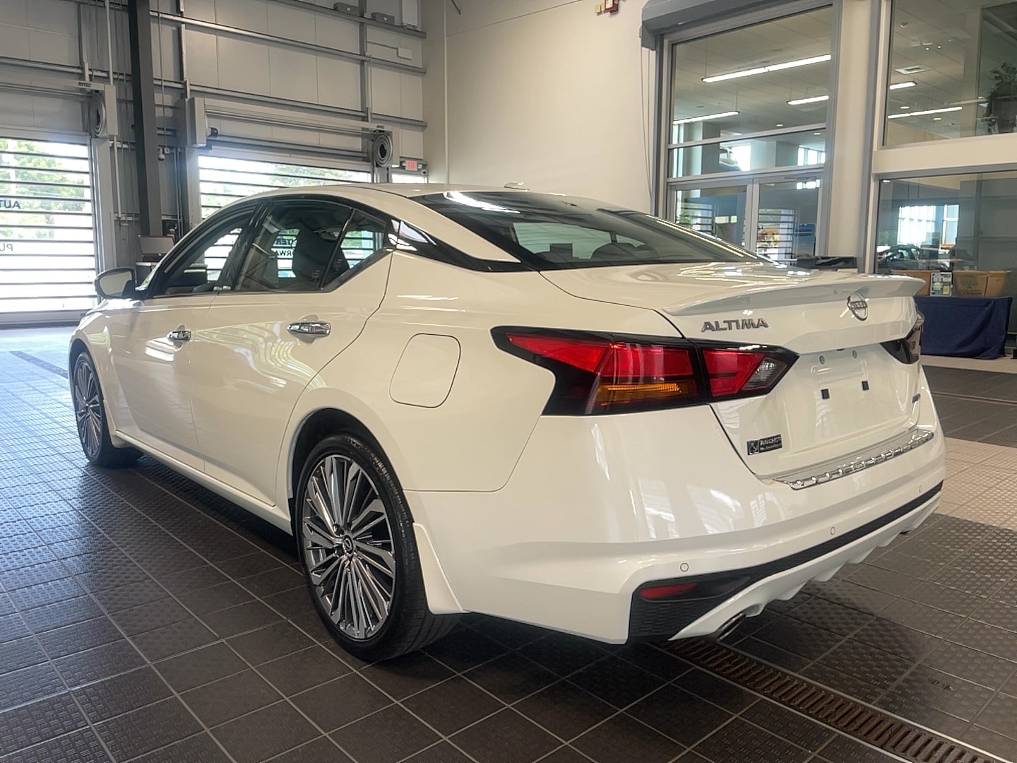 2023 Nissan Altima 2.5 SL Image 5 of 25