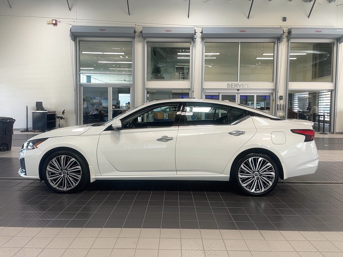 2023 Nissan Altima 2.5 SL Image 6 of 25