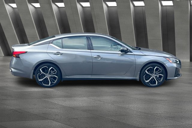 2023 Nissan Altima 2.5 SR Image 5 of 28