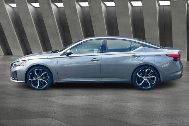 2023 Nissan Altima 2.5 SR Image 9 of 28