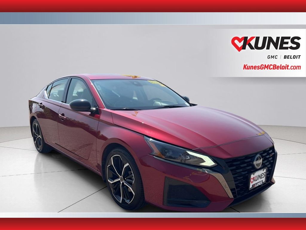 2023 Nissan Altima 2.5 SR Image 3 of 40