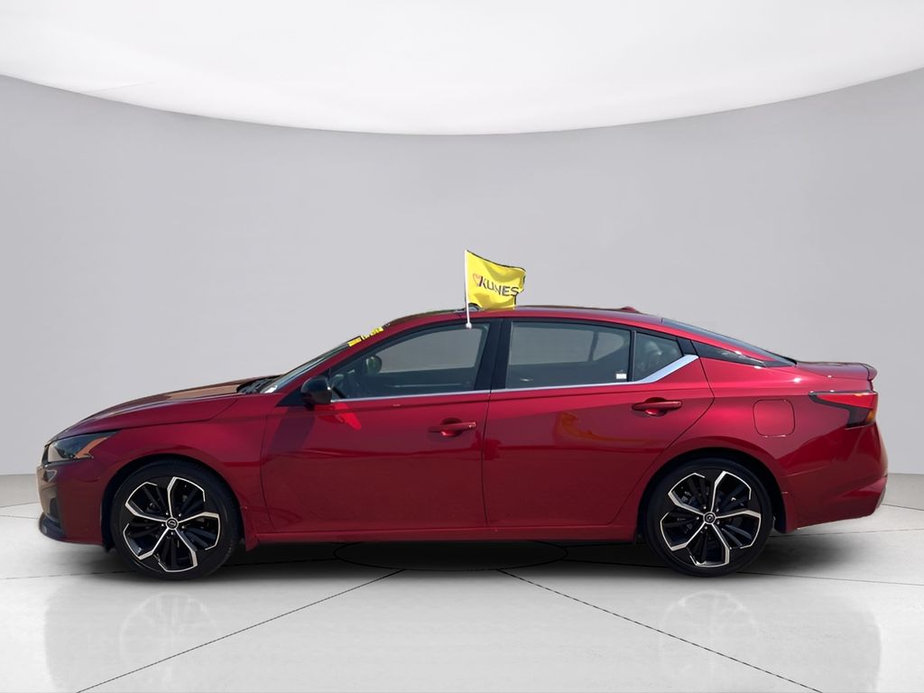 2023 Nissan Altima 2.5 SR Image 8 of 40