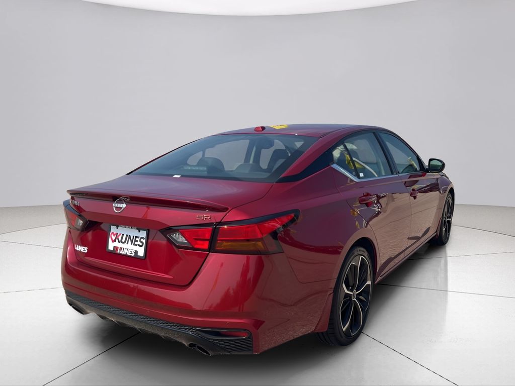 2023 Nissan Altima 2.5 SR Image 5 of 40