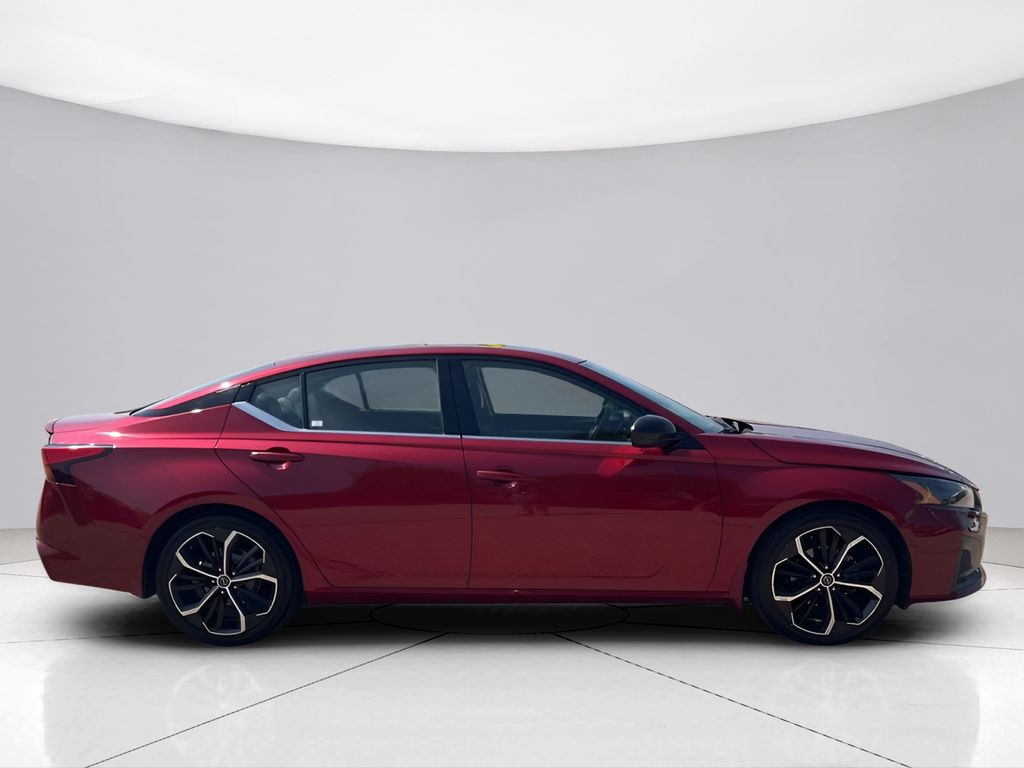 2023 Nissan Altima 2.5 SR Image 4 of 40