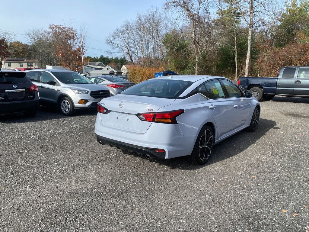 2023 Nissan Altima 2.5 SR Image 6 of 30