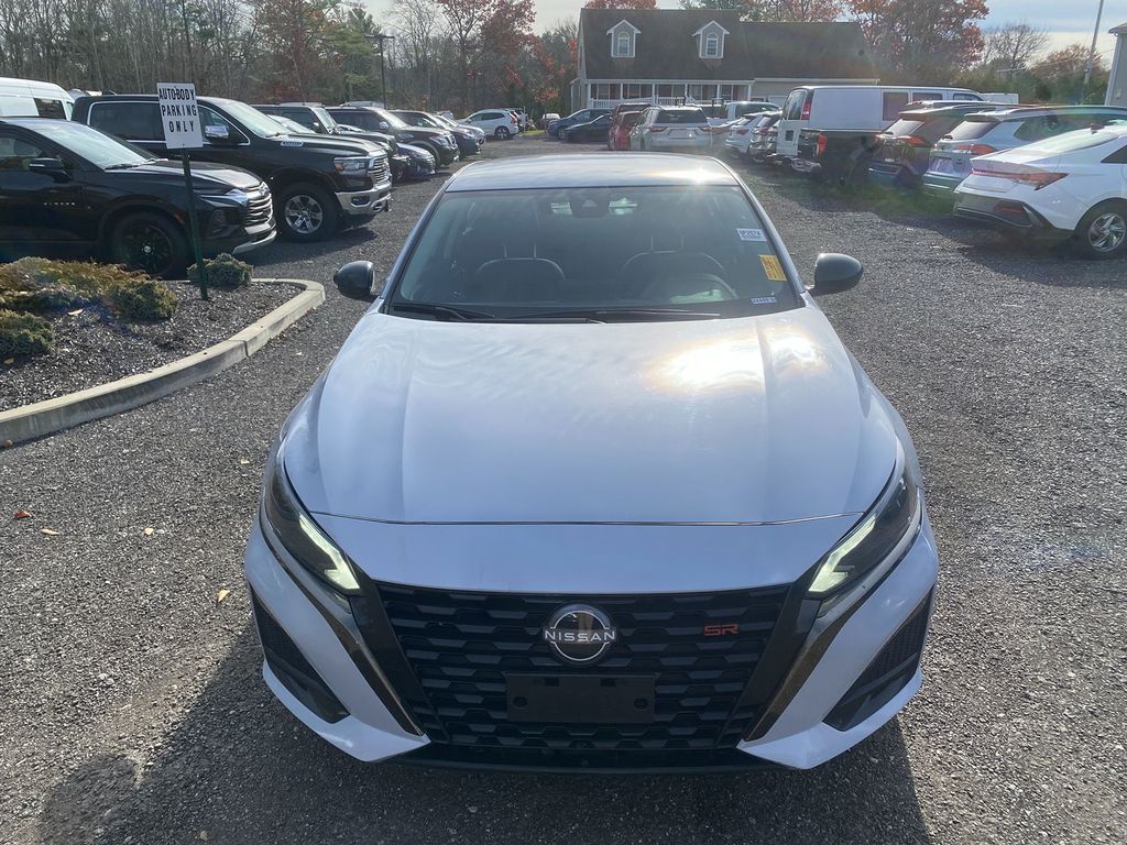 2023 Nissan Altima 2.5 SR Image 3 of 30
