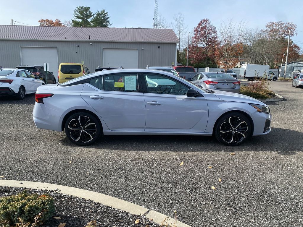2023 Nissan Altima 2.5 SR Image 5 of 30