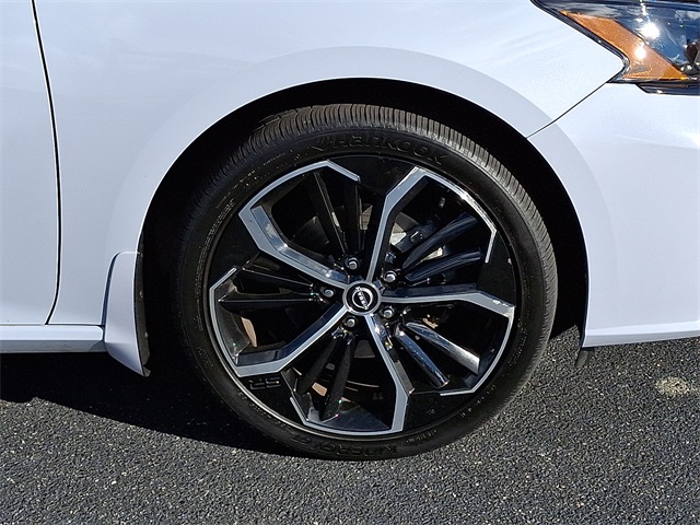 2023 Nissan Altima 2.5 SR Image 8 of 30