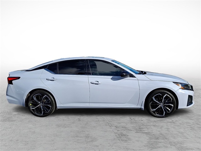 2023 Nissan Altima 2.5 SR Image 4 of 30