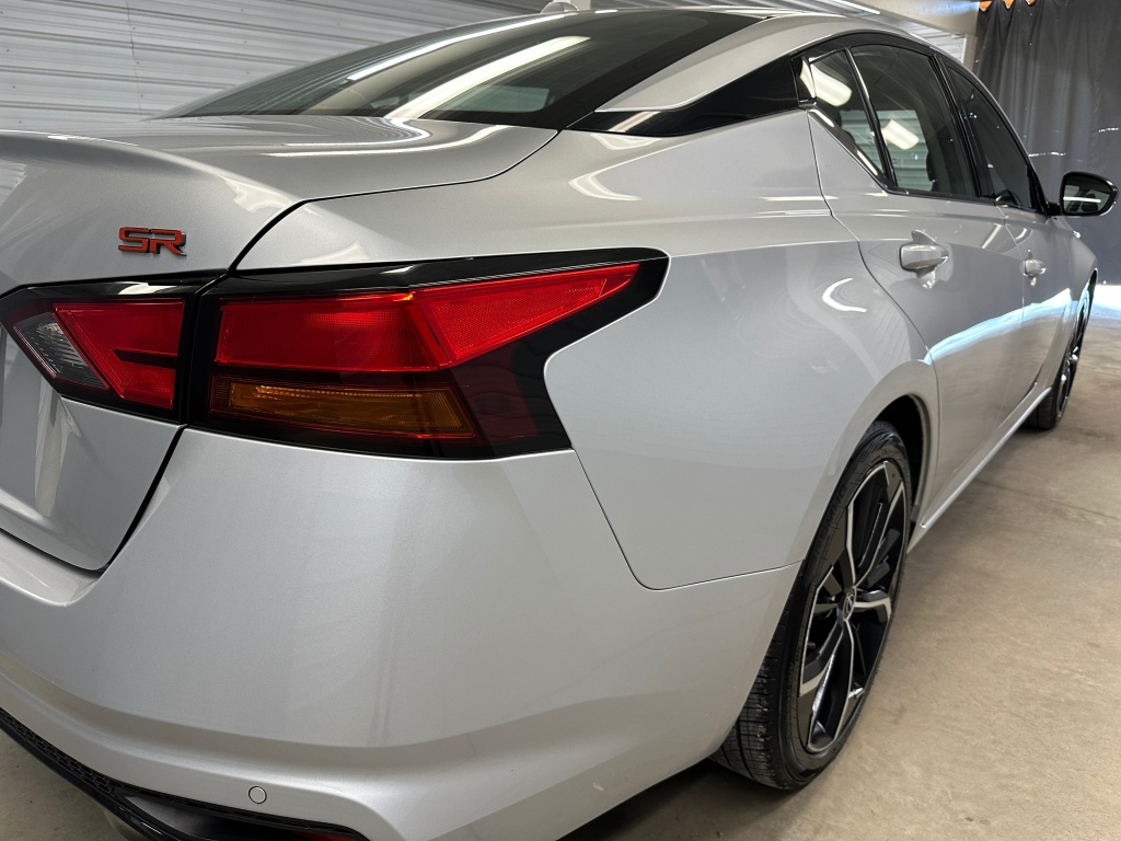 2023 Nissan Altima 2.5 SR Image 6 of 40