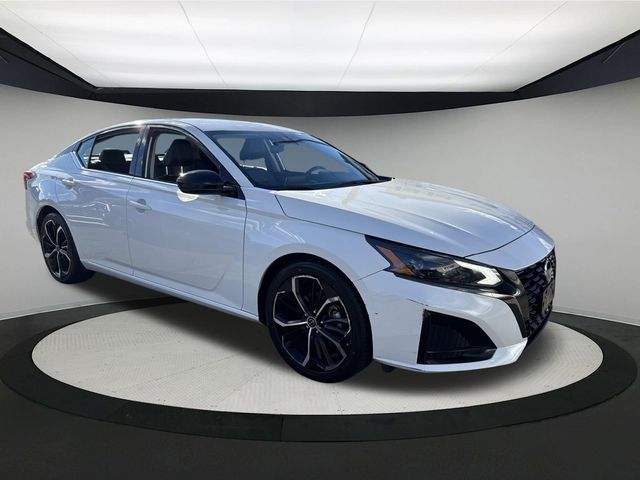 2023 Nissan Altima 2.5 SR Image 3 of 35