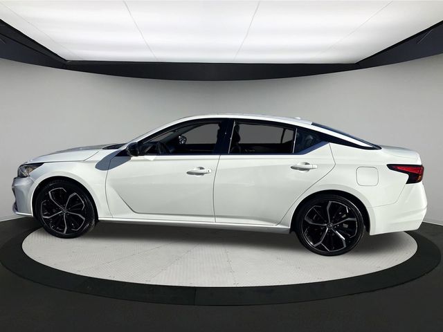 2023 Nissan Altima 2.5 SR Image 7 of 35