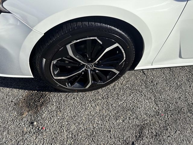 2023 Nissan Altima 2.5 SR Image 8 of 35