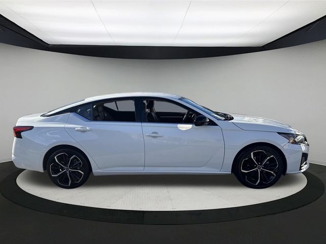 2023 Nissan Altima 2.5 SR Image 4 of 35