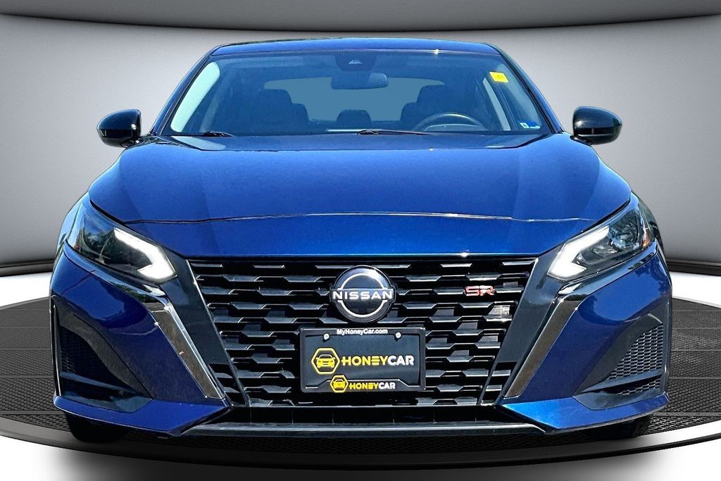 2023 Nissan Altima 2.5 SR Image 2 of 35