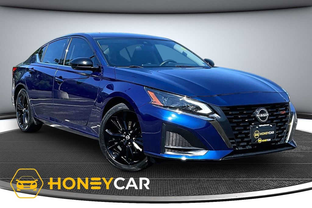 2023 Nissan Altima 2.5 SR Image 3 of 35