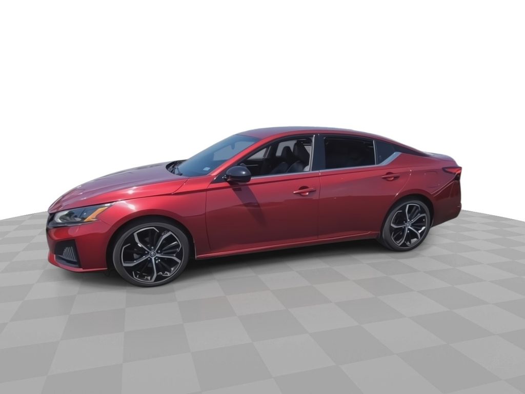 2023 Nissan Altima 2.5 SR Image 2 of 33