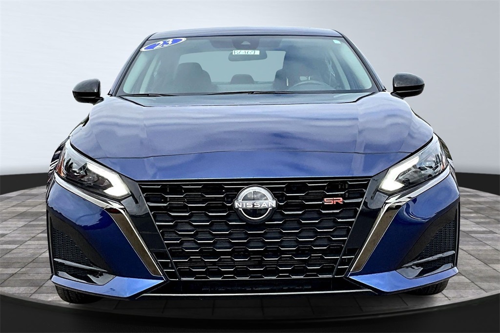 2023 Nissan Altima 2.5 SR Image 2 of 34