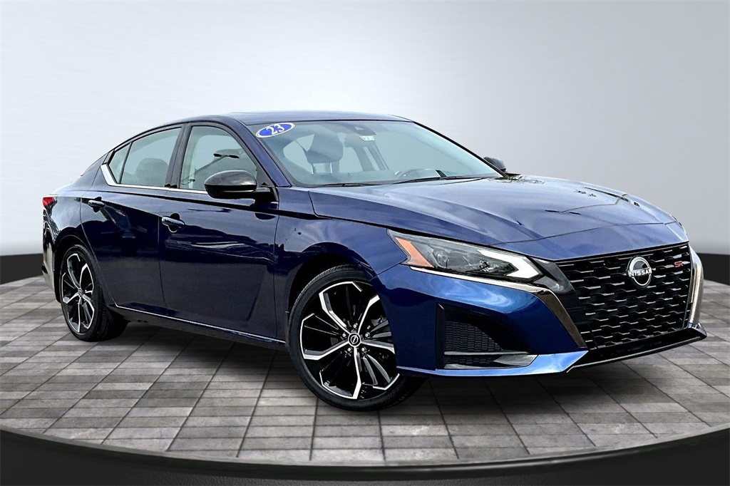 2023 Nissan Altima 2.5 SR Image 3 of 34