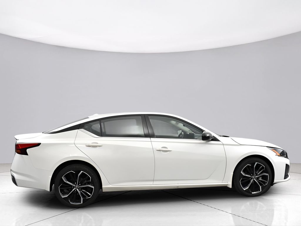 2023 Nissan Altima 2.5 SR Image 13 of 44