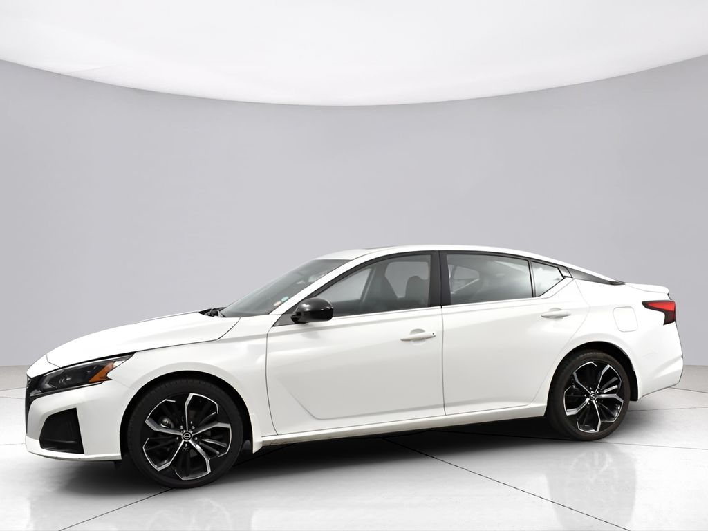 2023 Nissan Altima 2.5 SR Image 2 of 44
