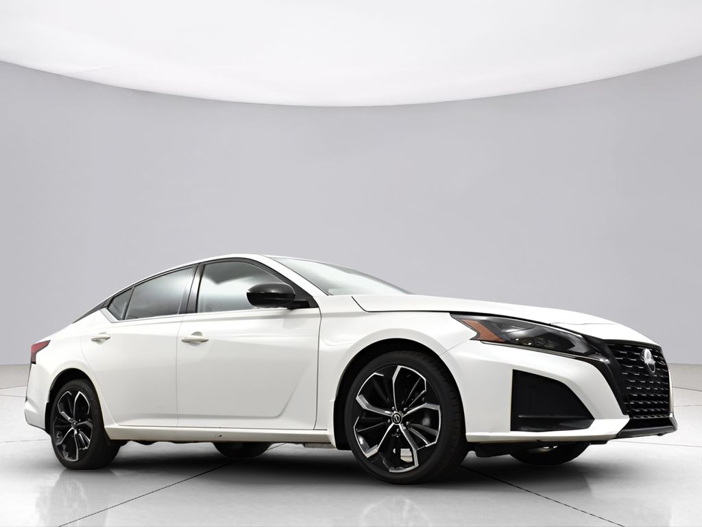2023 Nissan Altima 2.5 SR Image 10 of 44