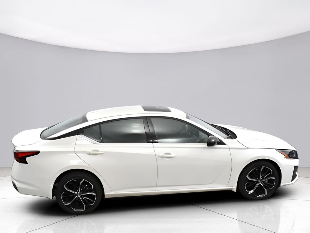 2023 Nissan Altima 2.5 SR Image 15 of 44