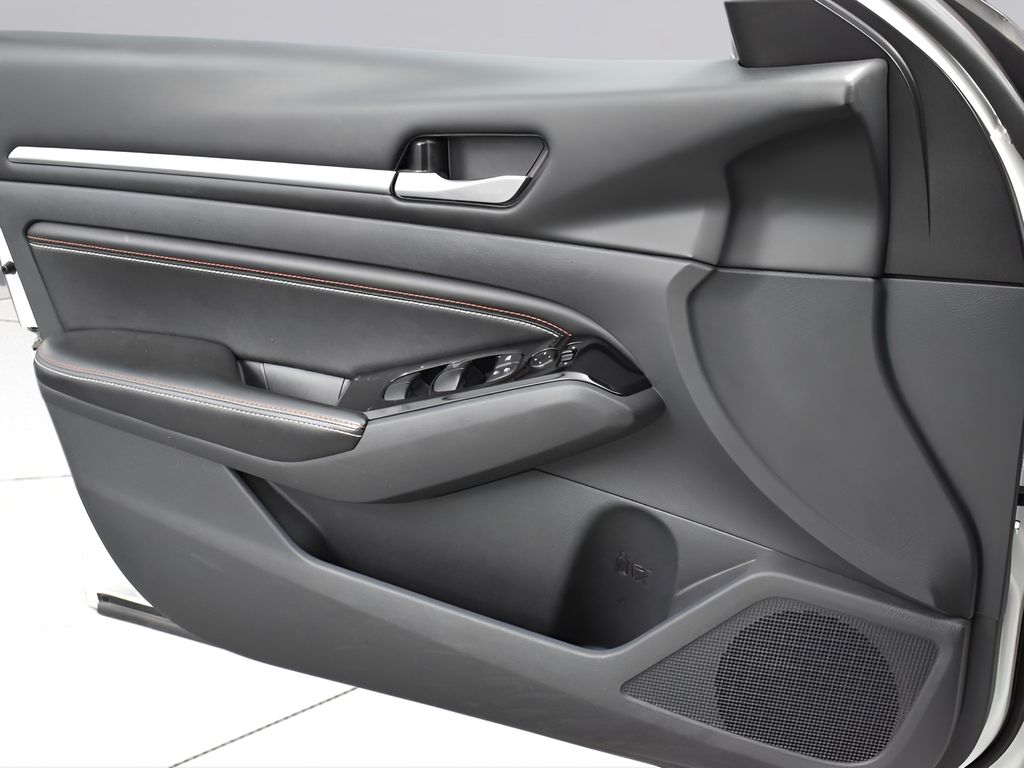 2023 Nissan Altima 2.5 SR Image 33 of 44