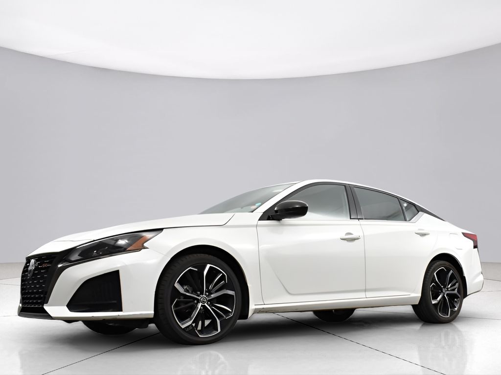2023 Nissan Altima 2.5 SR Image 3 of 44
