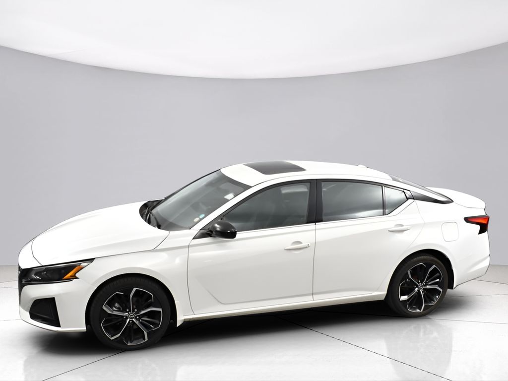 2023 Nissan Altima 2.5 SR Image 1 of 44