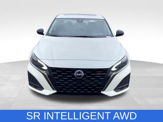 2023 Nissan Altima 2.5 SR Image 2 of 25