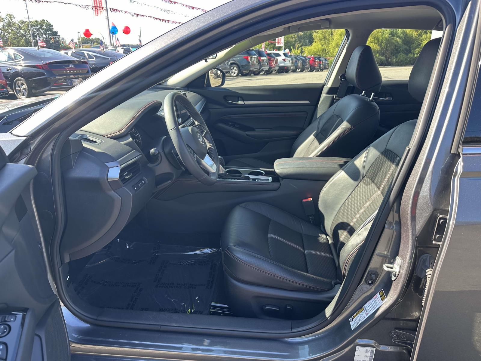 2023 Nissan Altima 2.5 SR Image 6 of 30