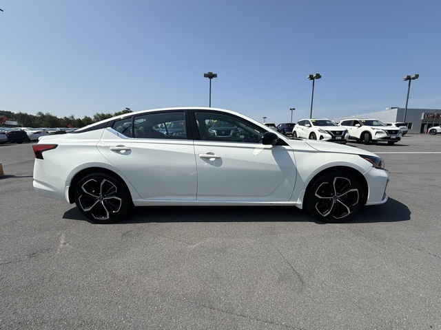 Vehicle image 4 of 39