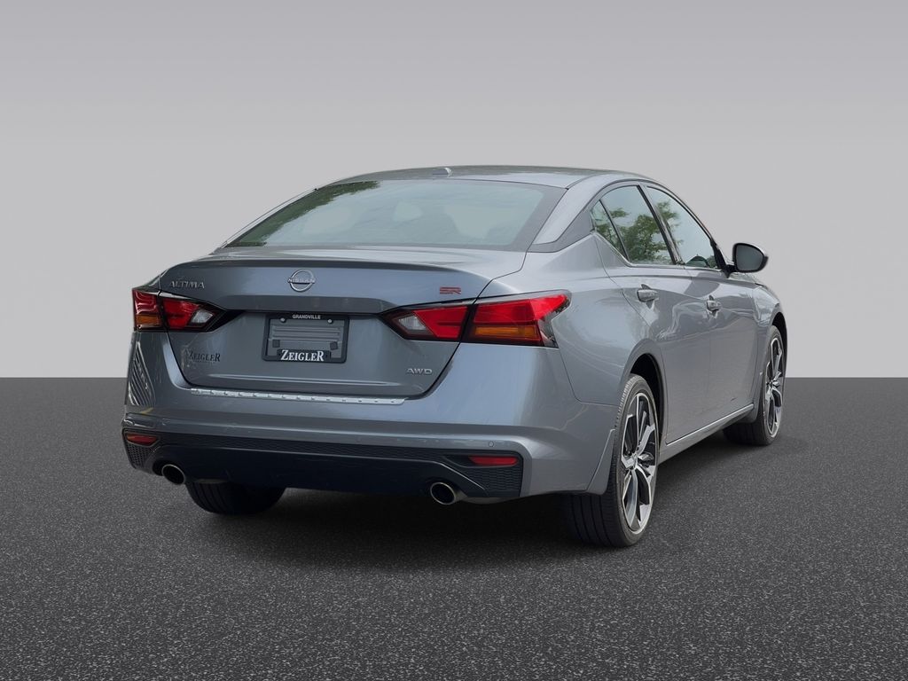 2023 Nissan Altima 2.5 SR Image 3 of 37