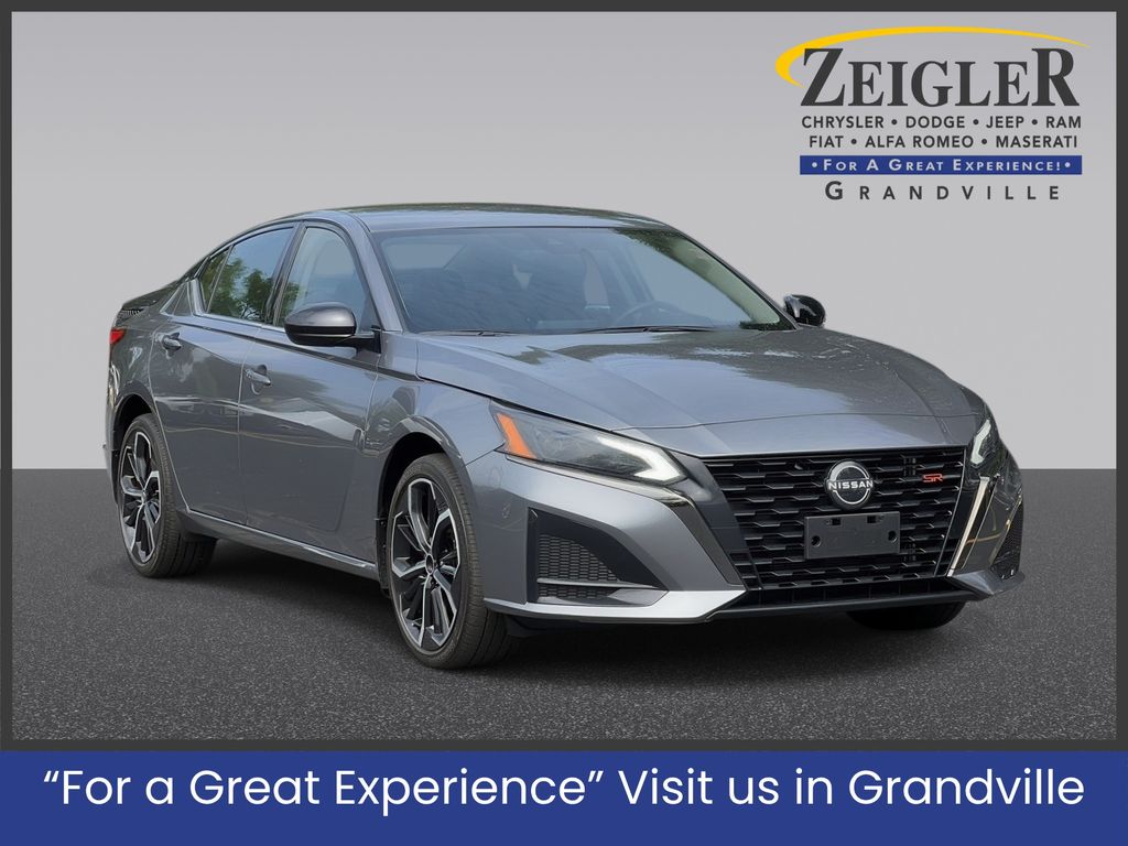 2023 Nissan Altima 2.5 SR Image 2 of 37