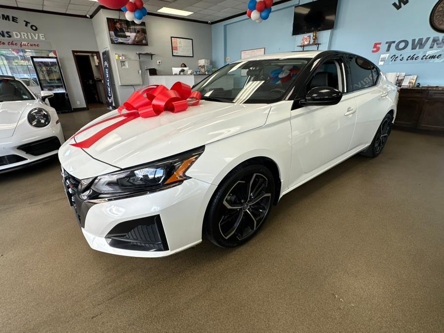 2023 Nissan Altima 2.5 SR Image 2 of 69