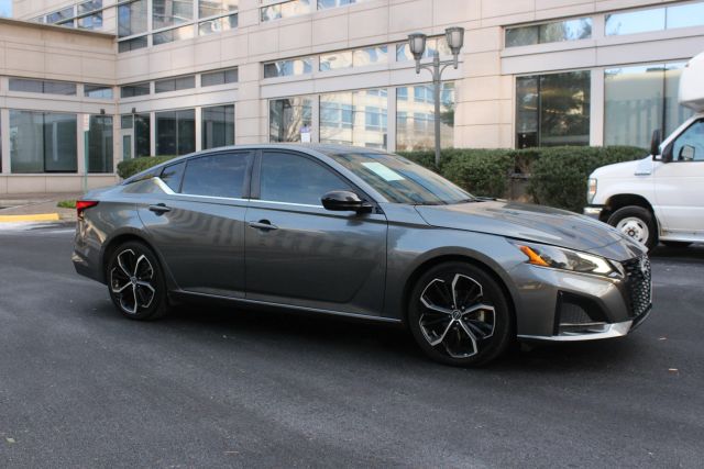 2023 Nissan Altima 2.5 SR Image 3 of 35