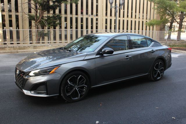 2023 Nissan Altima 2.5 SR Image 1 of 35