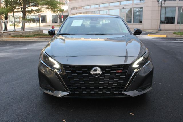 2023 Nissan Altima 2.5 SR Image 2 of 35