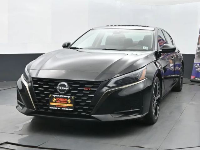 2023 Nissan Altima 2.5 SR Image 1 of 36
