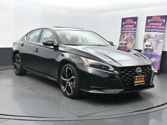 2023 Nissan Altima 2.5 SR Image 5 of 36