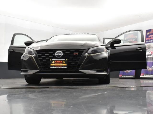 2023 Nissan Altima 2.5 SR Image 4 of 36