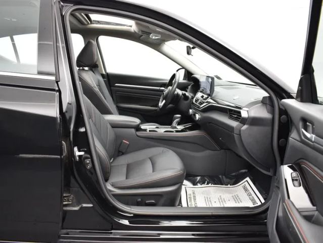 2023 Nissan Altima 2.5 SR Image 17 of 36