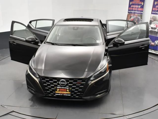 2023 Nissan Altima 2.5 SR Image 3 of 36