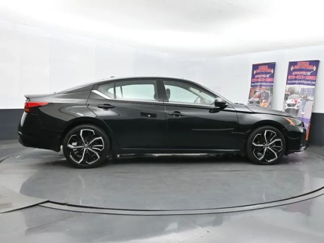 2023 Nissan Altima 2.5 SR Image 6 of 36