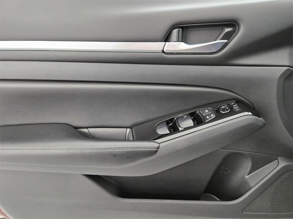 Vehicle image 21 of 37