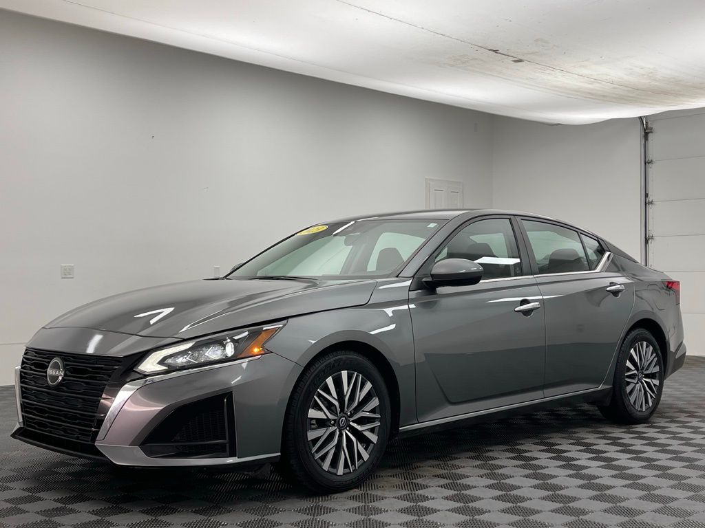 2023 Nissan Altima 2.5 SV Image 1 of 37