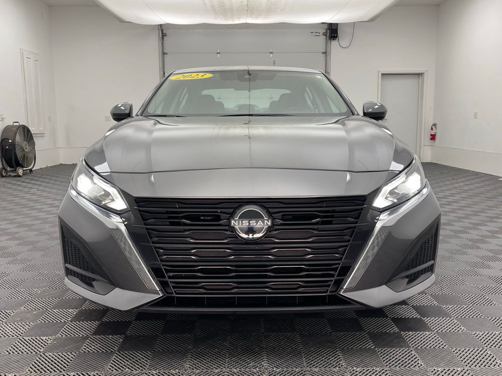 2023 Nissan Altima 2.5 SV Image 2 of 37