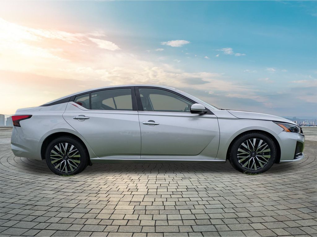 2023 Nissan Altima 2.5 SV Image 5 of 26