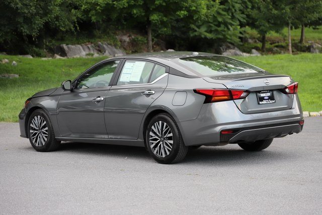 Vehicle image 5 of 18